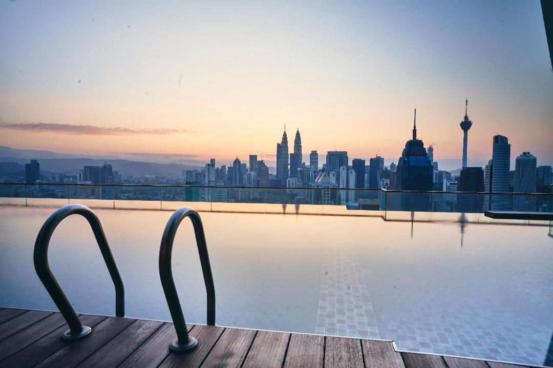 Regalia Suites Infinity Pool クアラルンプール エクステリア 写真